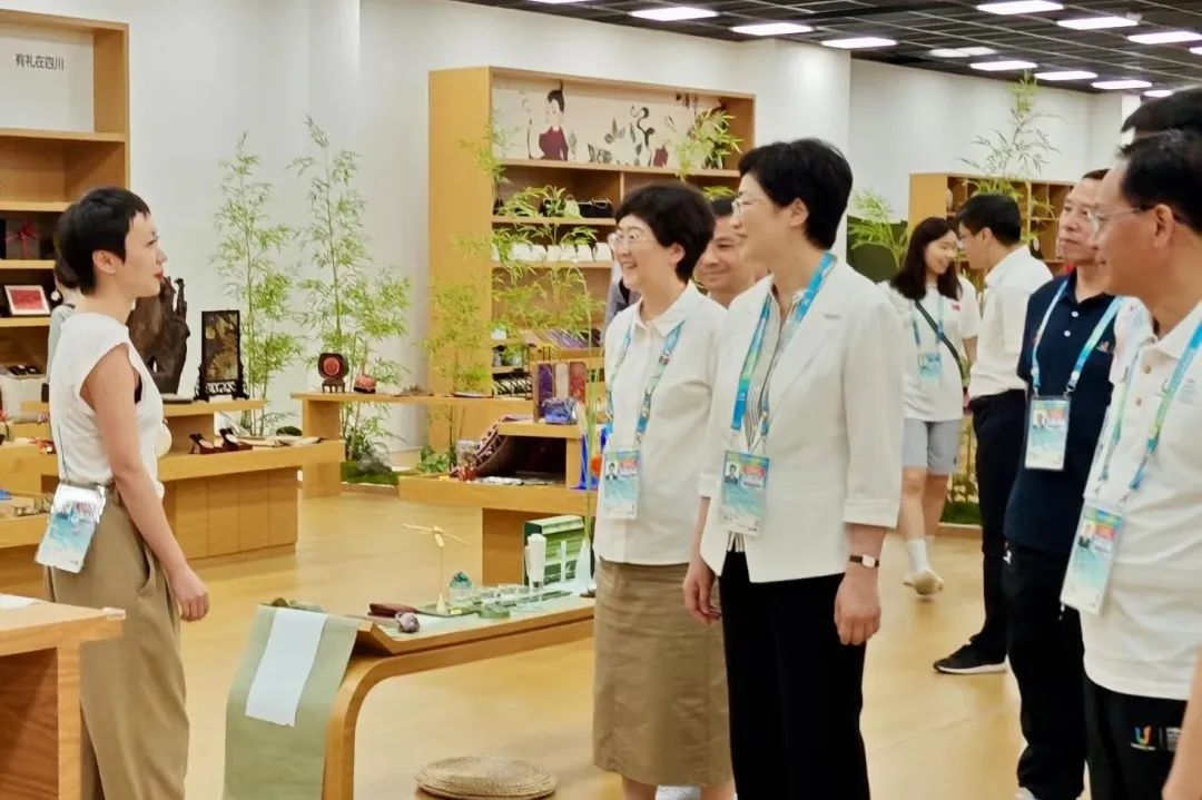省、市领导视察大运村“有礼在四川”四川特色商品馆