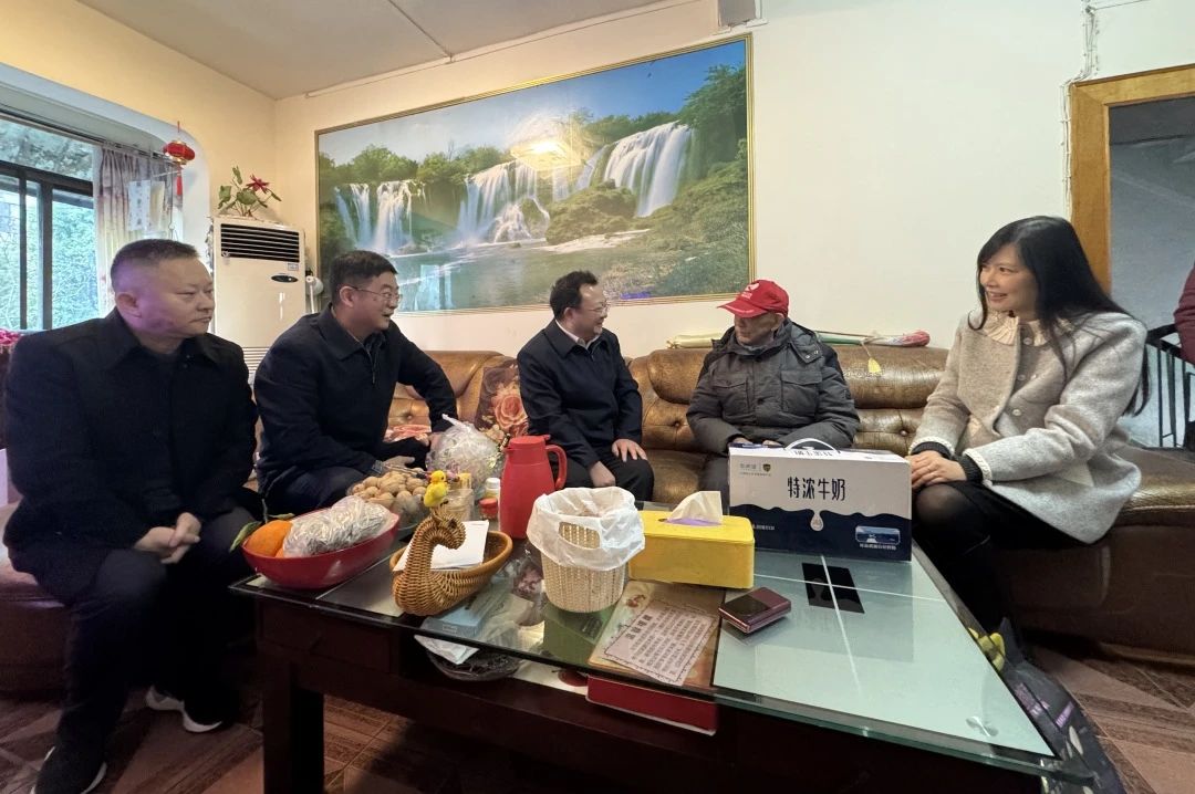 省国资委党委委员、副主任何政走访慰问省必发888集团老党员、老干部