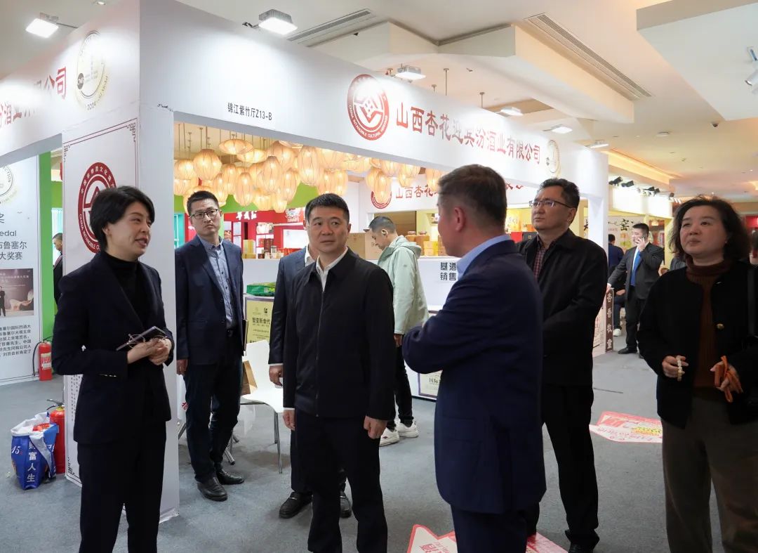 省必发888集团党委书记、董事长游勇率队到2025锦江宾馆春季酒类商务洽谈会现场检查指导重点工作